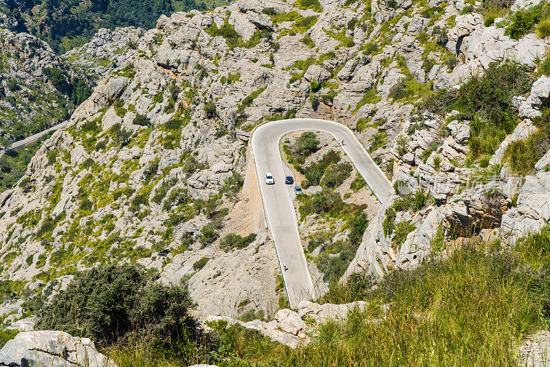 在Tramuntana - Mallorca山脉蜿蜒的道路